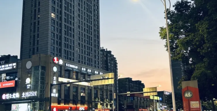  余姚城市夜景四明西路天港禧悦酒店小蓝车马路建筑路灯夜色