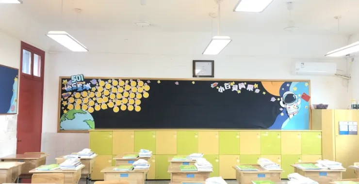 小学教室黑板布置快乐星球太空人桌子椅子课桌书本学校