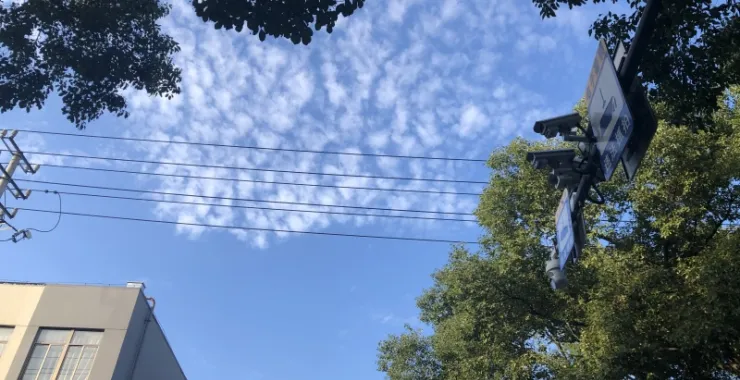 蓝天白云下的余姚市舜水中学
