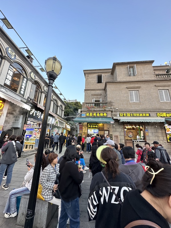 厦门鼓浪屿美食人群街景街边小吃