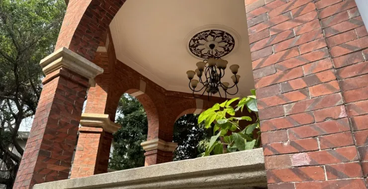 厦门鼓浪屿建筑楼房古朴大楼拱门红砖墙景点打卡