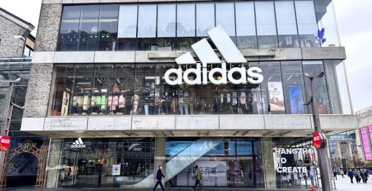杭州西湖高奢专卖店阿迪达斯购物橱窗