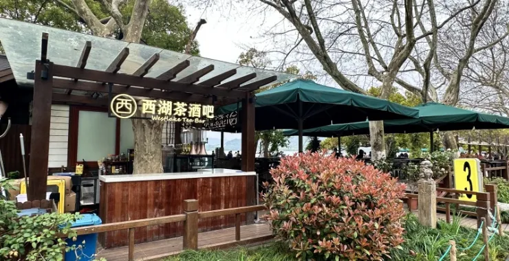 杭州西湖风景区沿湖茶室酒吧休息