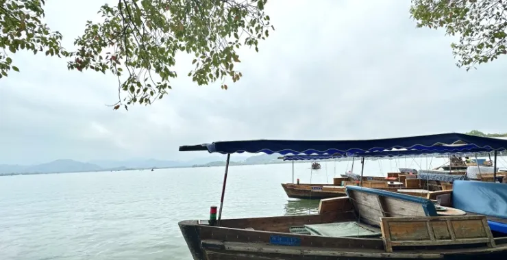 杭州西湖风景区游船划船游玩