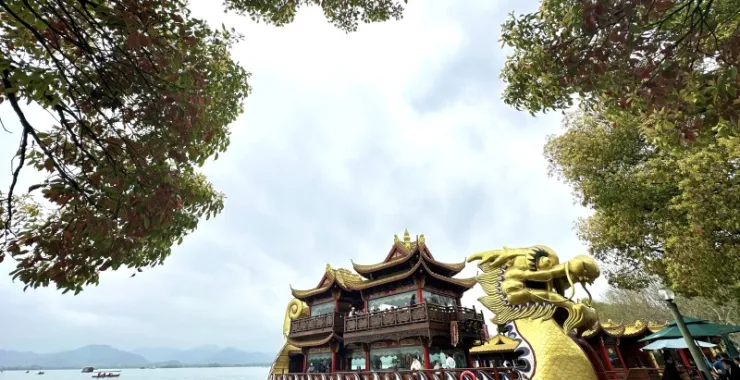 杭州西湖风景区游船划船游玩龙船