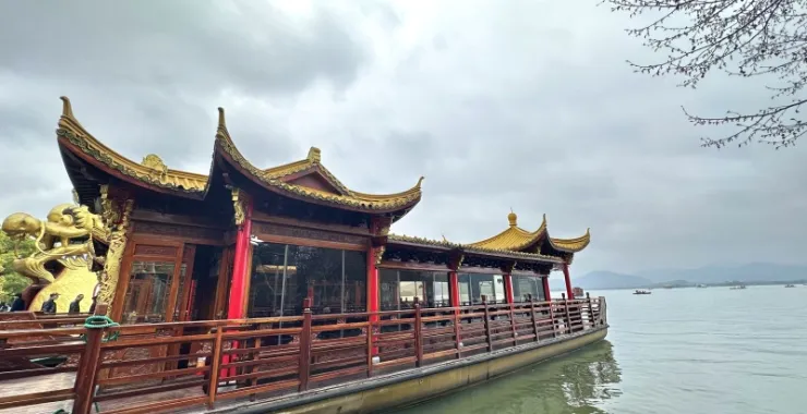 杭州西湖风景区游船划船游玩龙船
