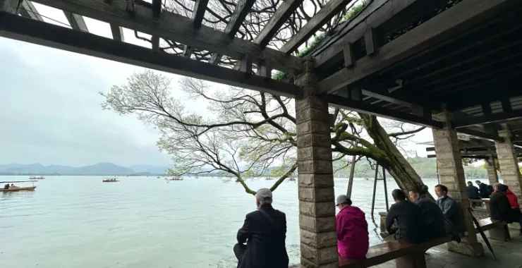 杭州西湖风景区老人休息纳凉人群老年生活