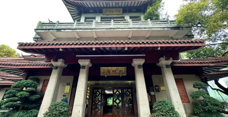 杭州西湖风景区湖畔居建筑亭子
