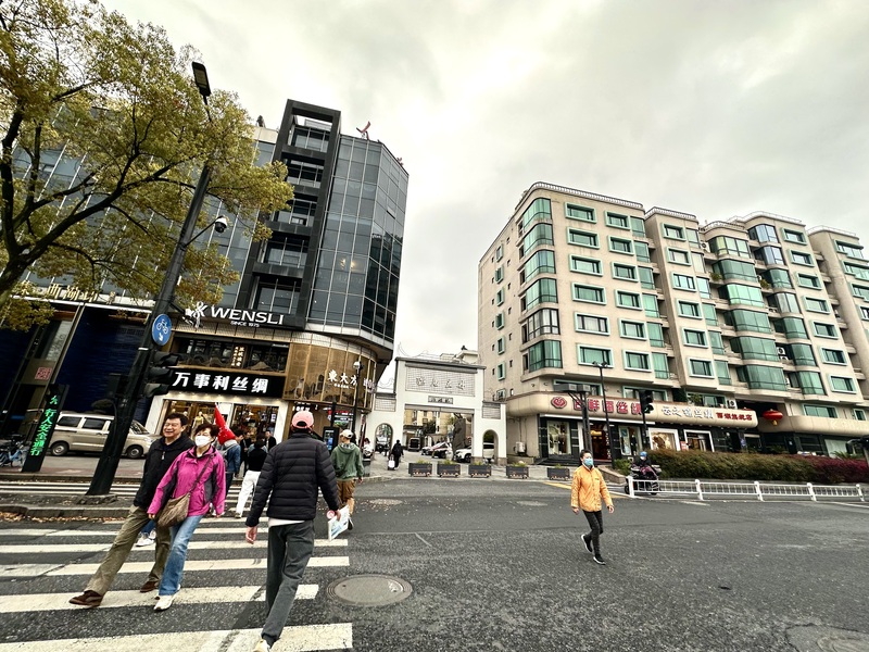 杭州西湖风景区武林路入口街景斑马线人群过马路