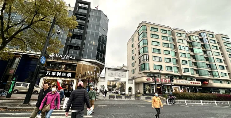 杭州西湖风景区武林路入口街景斑马线人群过马路