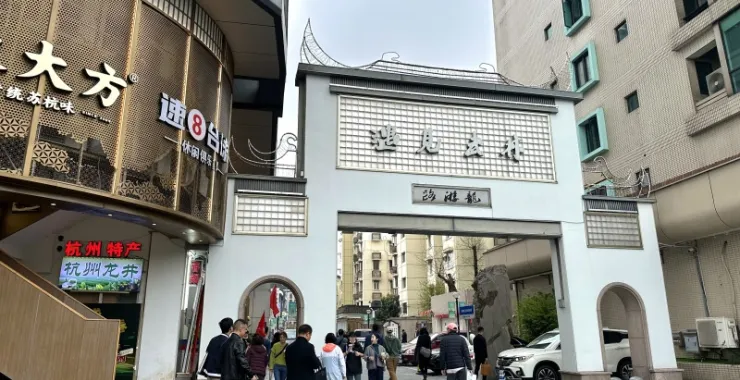 杭州西湖风景区武林路门头街景人群