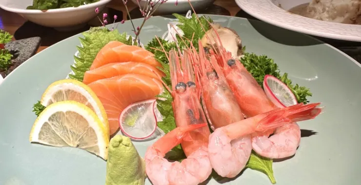 杭州西湖风景区武林路网红烧鸟店日本料理生鱼片虾海草