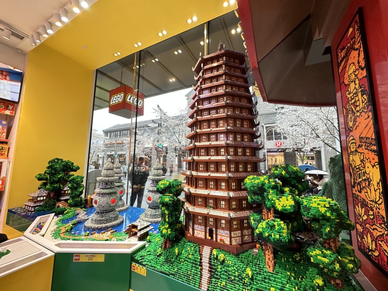 杭州西湖风景区湖滨银泰in77乐高玩具专卖店
