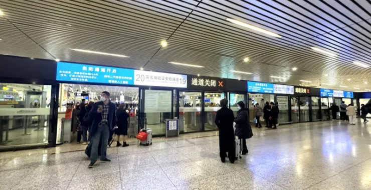 杭州东站火车站东车站高铁站候车大厅候车室