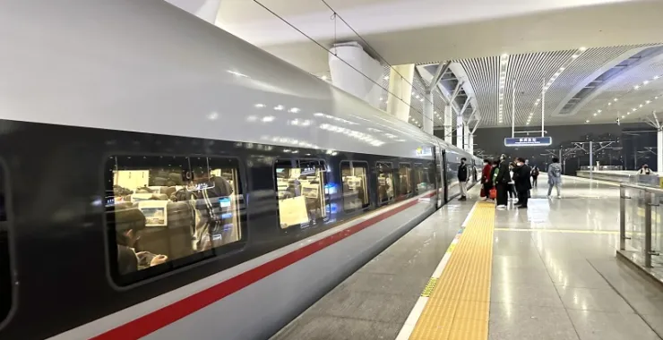 杭州东站火车站东车站高铁站站台等候列车动车