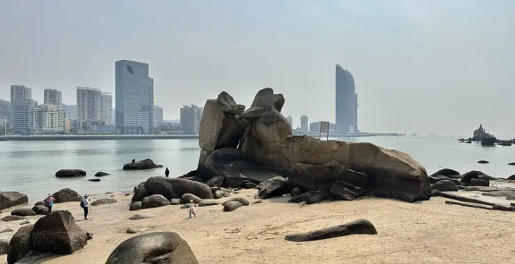 厦门鼓浪屿海滩沙滩礁石