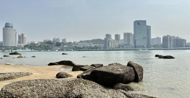 厦门鼓浪屿海滩沙滩礁石