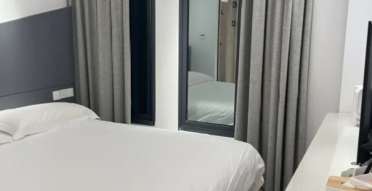 酒店房间民宿床门卫生间窗帘床睡觉