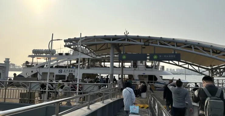 厦门鼓浪屿码头人群登船旅游出海