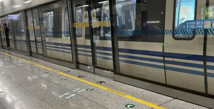 宁波地铁高铁动车车厢等候车区旅行出游
