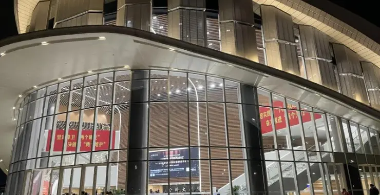 余姚大剧院外墙建筑人群公共文化中心夜景落地大玻璃窗