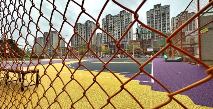 余姚万达广场5号门篮球场运动锻炼青少年