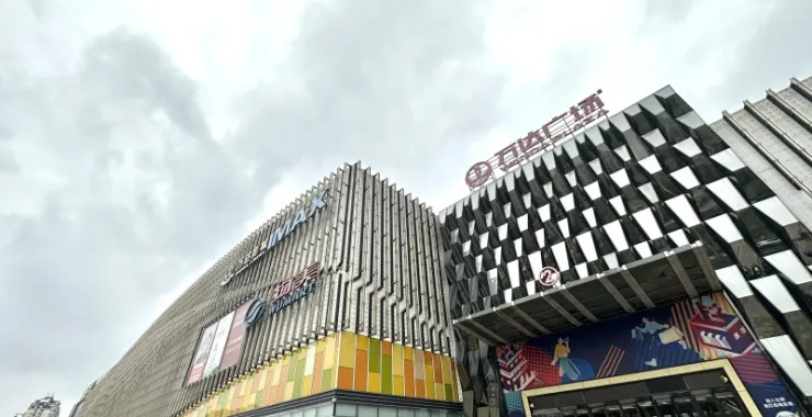 余姚万达广场2号门网红气泡球玻璃房