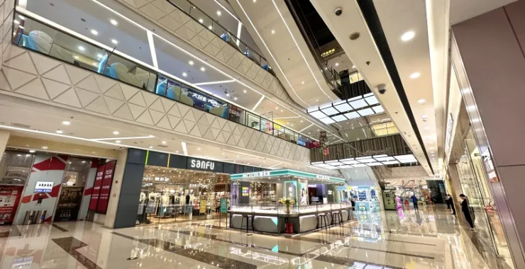 万达广场2号门入内一楼广场