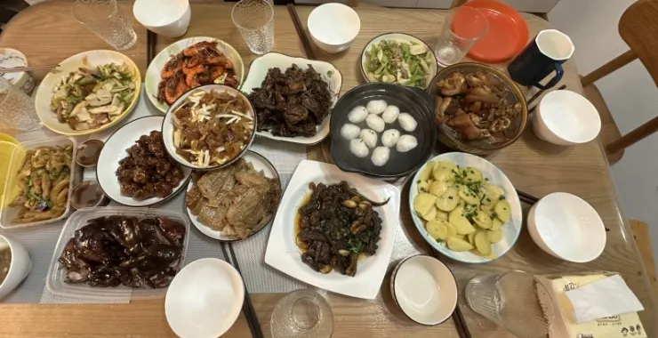 一家团聚年夜饭家常菜聚餐美食水饺饺子烤鸭黄鳝土豆片