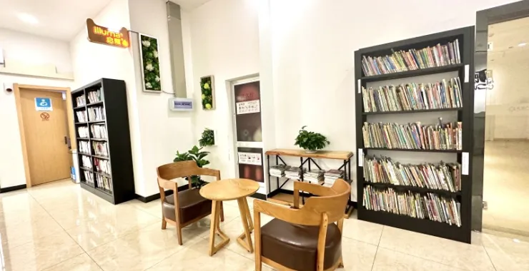 余姚众安广场顾客中心书柜休息沙发书架阅读看书