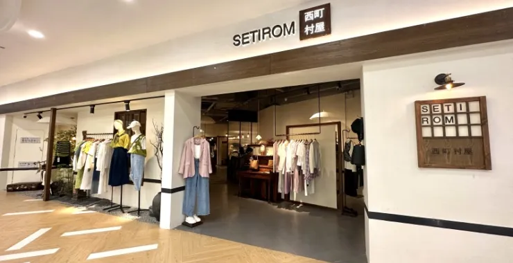 余姚众安广场服装店橱窗设计摆设展示西町村屋衣服