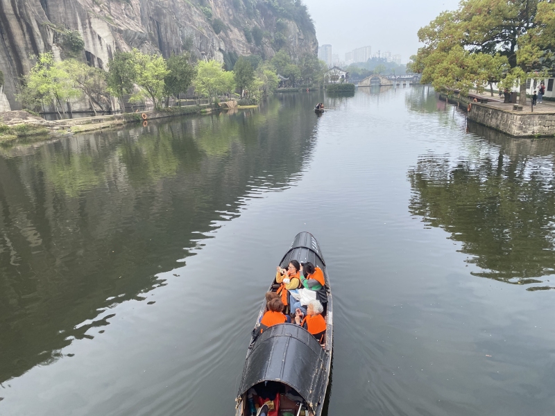绍兴东湖景区标注景区拍照打卡点旅游郊游亲子游乌篷船凉亭亭子湖边大山绿植树