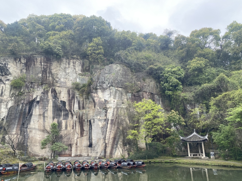 绍兴东湖景区标注景区拍照打卡点旅游郊游亲子游乌篷船凉亭亭子湖边大山绿植树
