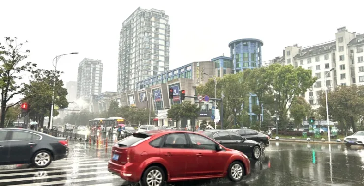 下雨雨天交通汽车马路