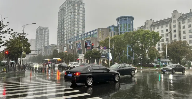下雨雨天交通汽车马路