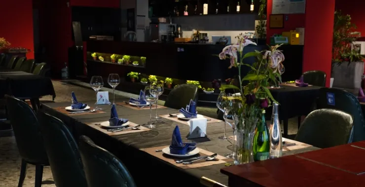 约会餐厅情侣小资牛排酒杯酒店布置聚餐西餐