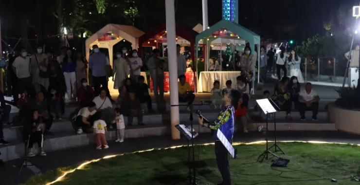 广西北海 花漾里 乐队 唱歌 表演夜市摆摊人群