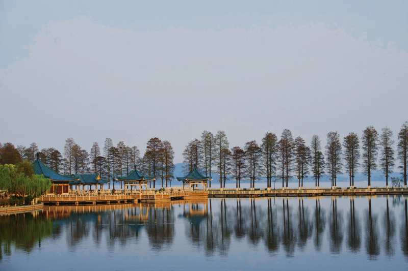 湖北武汉 东湖 美景 亭子风景优美倒影公园休息凉亭长廊