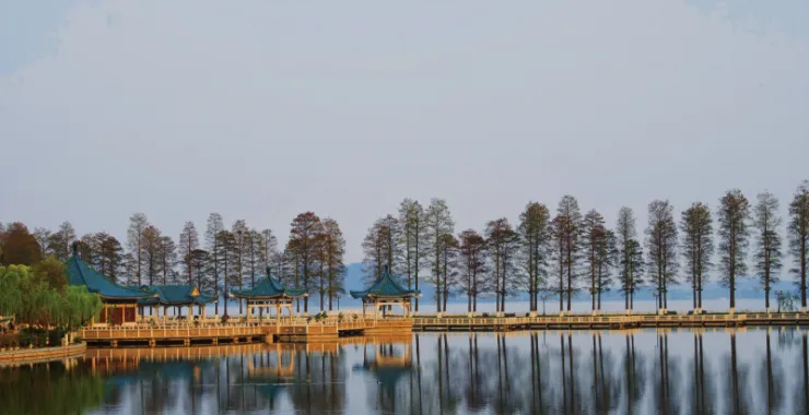 湖北武汉 东湖 美景 亭子风景优美倒影公园休息凉亭长廊