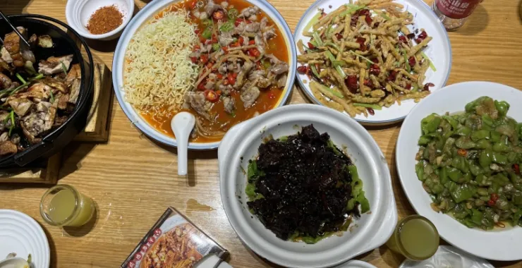 湖北武汉 鱼羊吉  美食 特色辣椒牛蛙香煎鸡肉