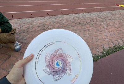 飞盘 游戏 团体游戏操场运动锻炼跑步塑胶跑道比赛