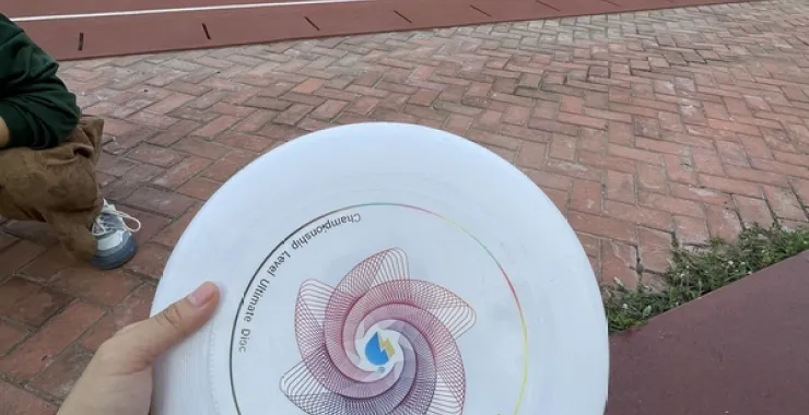 飞盘 游戏 团体游戏操场运动锻炼跑步塑胶跑道比赛