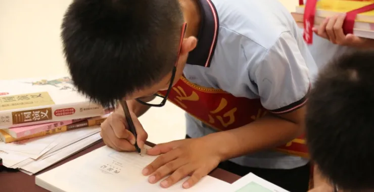 亲子活动捐书公益签字写字献爱心敲印章公益使者签名心愿卡