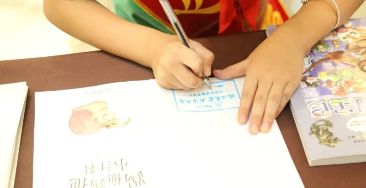 亲子活动捐书公益签字写字献爱心敲印章公益使者签名