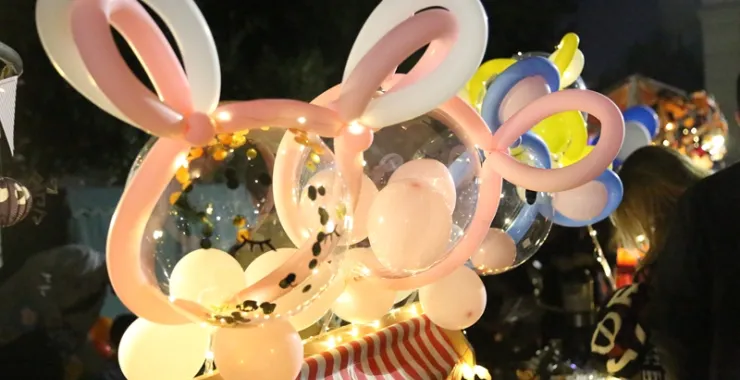 亲子活动爱心义卖公益活动万圣节玩偶娃娃可爱摆摊夏日夜晚