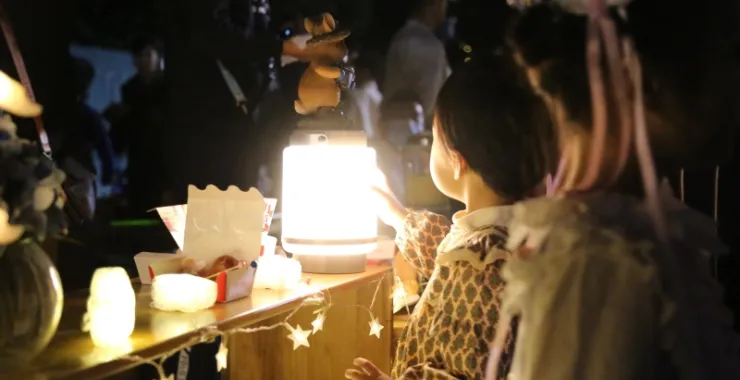 亲子活动爱心义卖公益活动万圣节玩偶娃娃可爱摆摊夏日夜晚