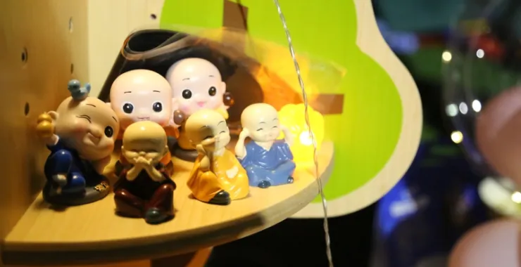 亲子活动爱心义卖公益活动万圣节玩偶娃娃可爱摆摊夏日夜晚