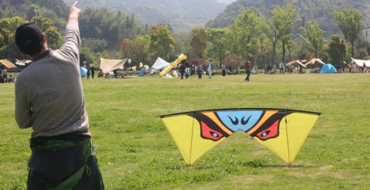 放风筝露营百米风筝协会老人草地春天