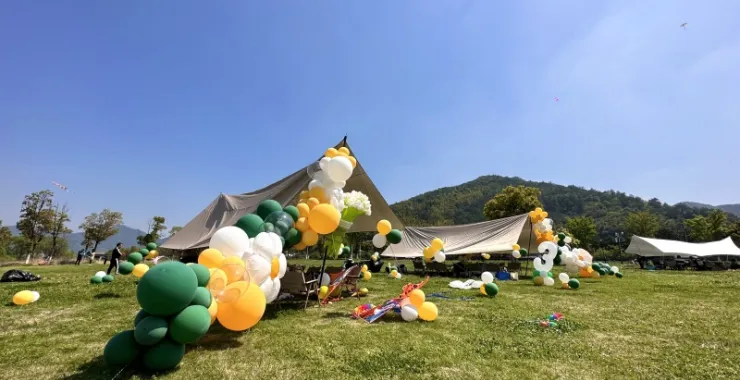  露营草地春天帐篷气球美食