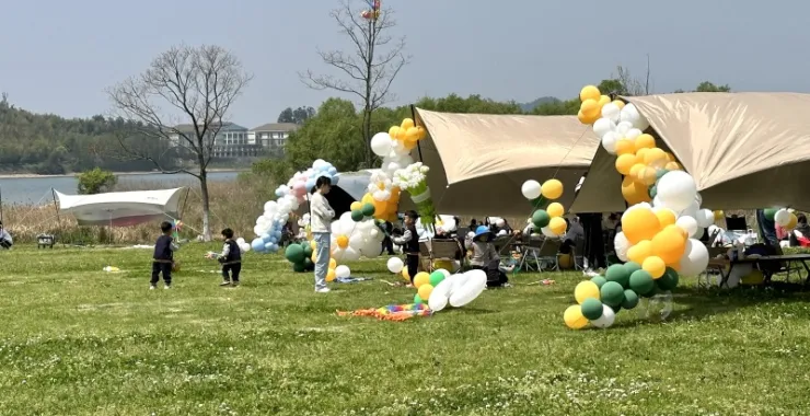  露营草地春天帐篷气球美食儿童玩耍